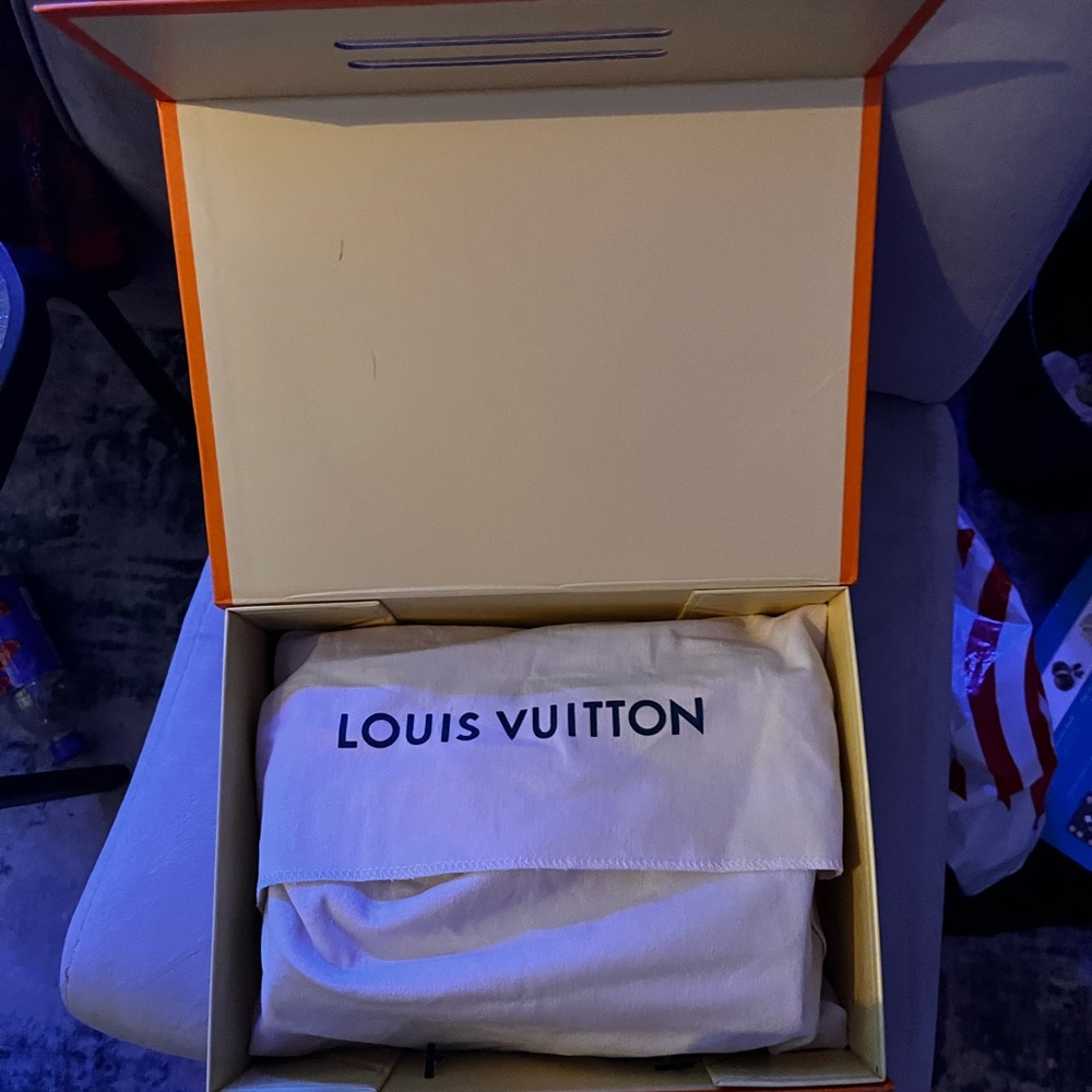 This is a limited edition of Louis Vuitton Twist. 2008. Dust bag, box included. - Picture 10 of 10